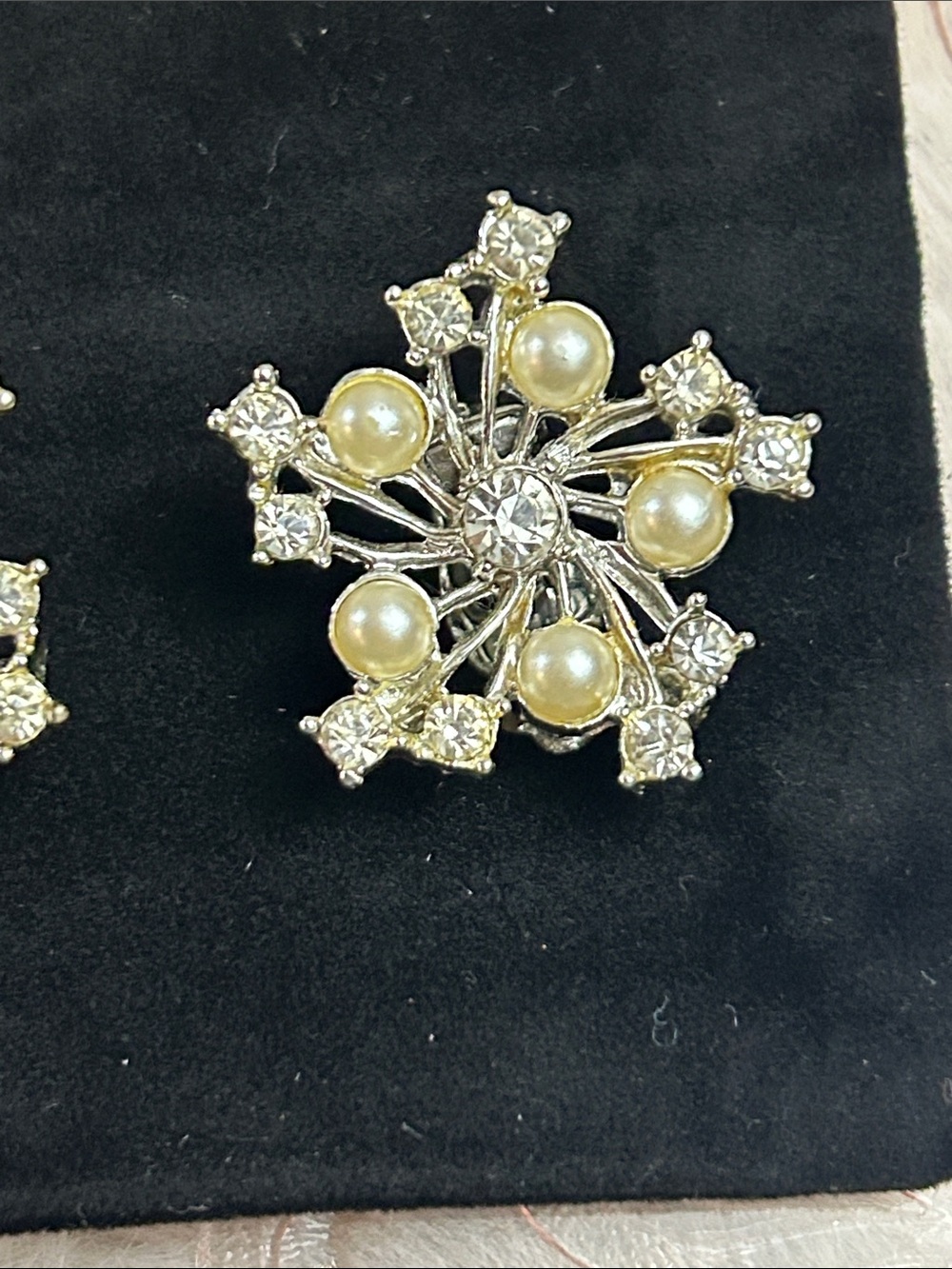 Vintage Snowflake rhinestone and faux clip on earrings - Picture 3 of 7